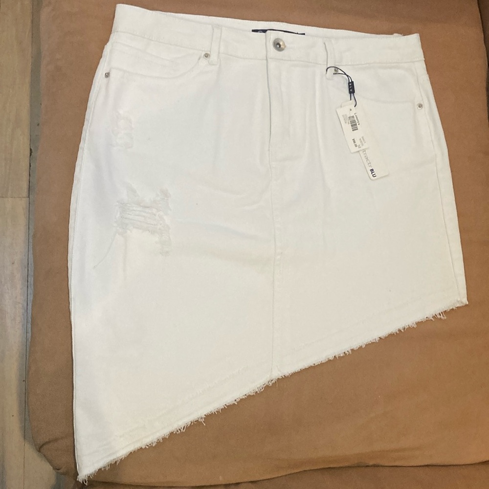White mini stretch denim soft skirt Tractr BLU size M slanted hem NWT